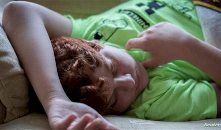 النوم-أمام-التلفزيون.-ماذا-يقول-الخبراء؟