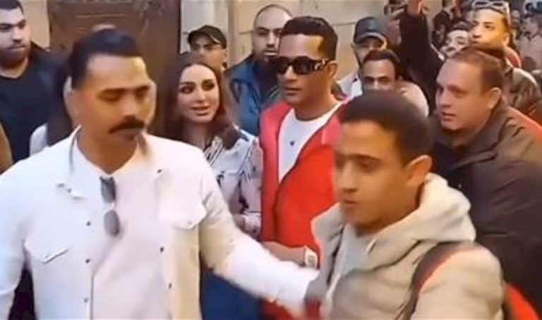 الجمهور-يحاصر-أنغام-ومحمد-رمضان-في-الشارع…-ما-القصة؟-(فيديو)