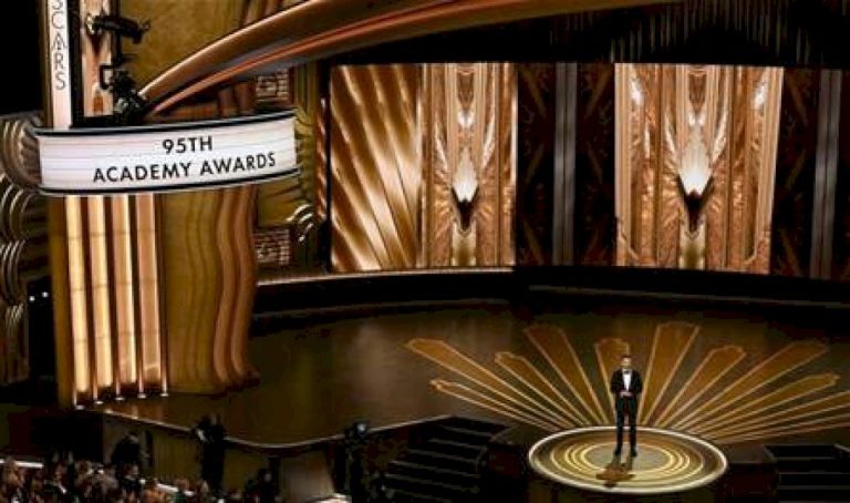 مُصارع شهير يُفاجئ الجمهور على مسرح الأوسكار.. ما فعله غير متوقع (صور) مُصارع-شهير-يُفاجئ-الجمهور-على-مسرح-الأوسكار.-ما-فعله-غير-متوقع-(صور)