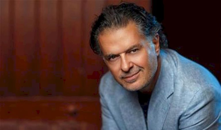 تصرف لراغب علامة على المسرح قبل البدء بالغناء يثير جدلا (فيديو) تصرف-لراغب-علامة-على-المسرح-قبل-البدء-بالغناء-يثير-جدلا-(فيديو)