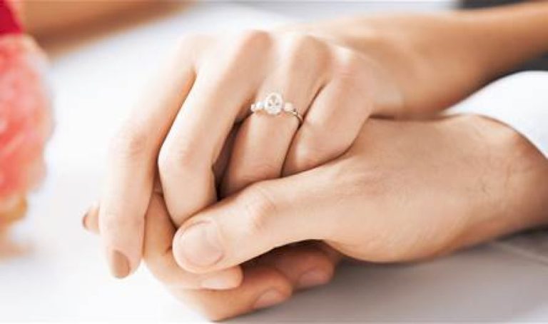 تخلّى-عن-لقب-أشهر-عازب.-فنان-شهير-يُفاجئ-الجمهور-بإعلان-خطوبته-(صور)