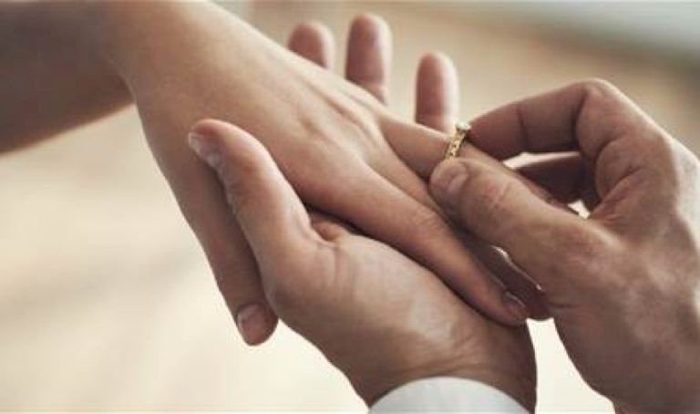 بدت بغاية البساطة.. فنانة شهيرة تحتفل بعقد قرانها على رجل أعمال وهذا موعد حفل الزفاف (صور) بدت-بغاية-البساطة.-فنانة-شهيرة-تحتفل-بعقد-قرانها-على-رجل-أعمال-وهذا-موعد-حفل-الزفاف-(صور)