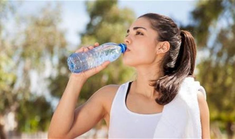 هل يؤدي شرب المزيد من الماء إلى فقدان الوزن؟ هل-يؤدي-شرب-المزيد-من-الماء-إلى-فقدان-الوزن؟