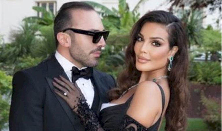 برفقة خطيبها السوري.. نادين نسيب نجيم ترقص داخل السيارة! (فيديو) برفقة-خطيبها-السوري.-نادين-نسيب-نجيم-ترقص-داخل-السيارة!-(فيديو)