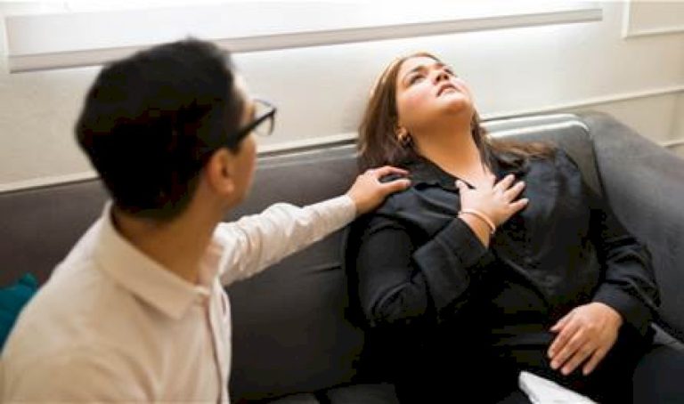 كيف يمكن مواجهة نوبات الهلع الناتجة عن الوظيفة؟ كيف-يمكن-مواجهة-نوبات-الهلع-الناتجة-عن-الوظيفة؟