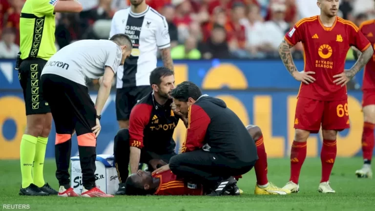 إلغاء مباراة روما بالدوري بعد سقوط لاعب إلغاء-مباراة-روما-بالدوري-بعد-سقوط-لاعب