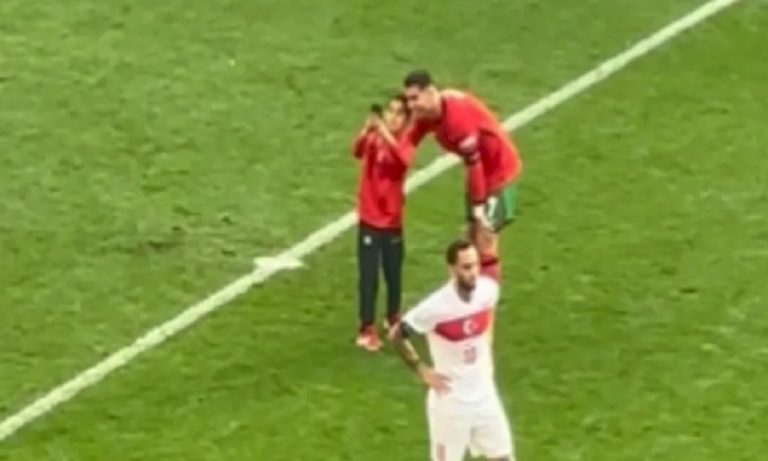 بالفيديو: مشجع صغير يسرق سيلفي مع رونالدو بالفيديو:-مشجع-صغير-يسرق-سيلفي-مع-رونالدو