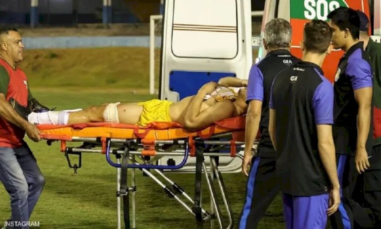 شرطي يطلق النار على لاعب داخل الملعب (فيديو) شرطي-يطلق-النار-على-لاعب-داخل-الملعب-(فيديو)