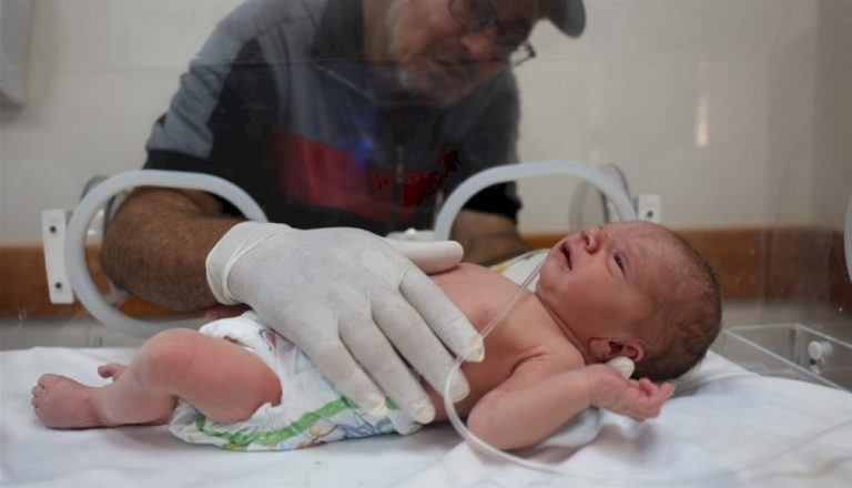 معجزة-في-غزة.-طفل-يبصر-النور-بعد-مقتل-والدته