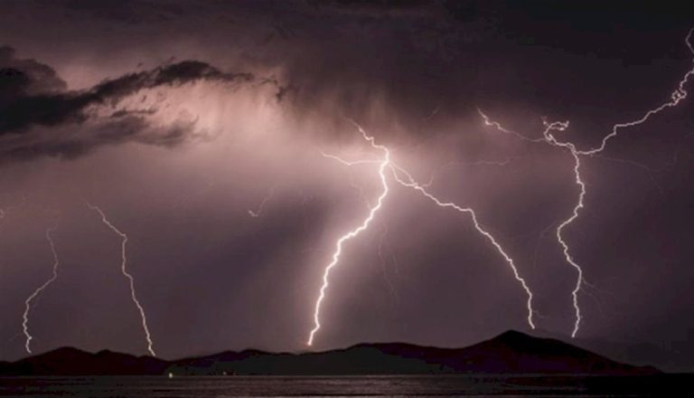 صاعقة-برق-تقتل-أب-وابنته-في-بلغاريا