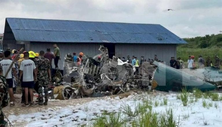 شاهد.-ناج-وحيد-من-حادث-تحطم-طائرة-في-نيبال