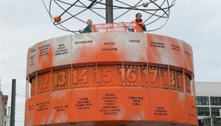 ألمانيا.-تغريم-نشطاء-مناخ-بعد-طلاء-نصب-تذكاري-شهير