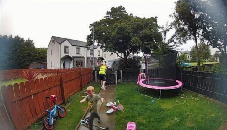 عامل توصيلات يتحوّل إلى بطل بفضل طفل عامل-توصيلات-يتحوّل-إلى-بطل-بفضل-طفل