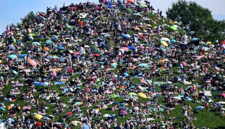 معجبي تايلور سويفت يشاهدون عرضها في ميونخ من تلة قريبة معجبي-تايلور-سويفت-يشاهدون-عرضها-في-ميونخ-من-تلة-قريبة