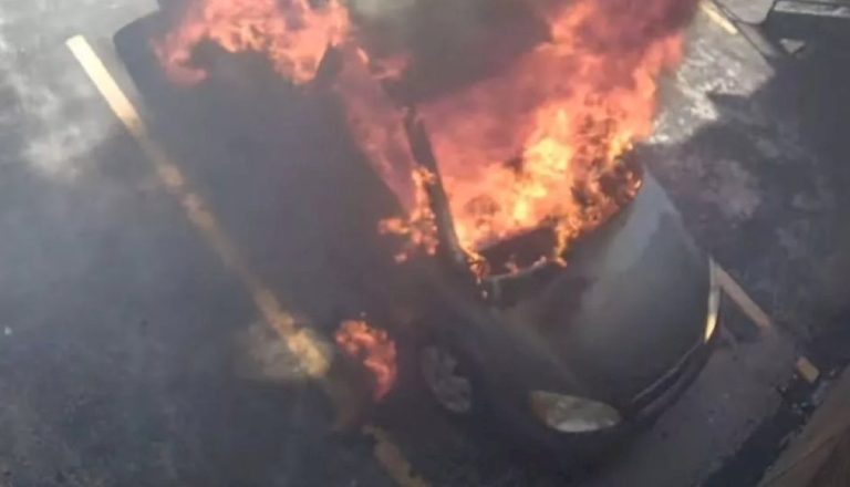 مشاهد صادمة بعد نسيان سيجارة إليكترونية داخل سيارة مشاهد-صادمة-بعد-نسيان-سيجارة-إليكترونية-داخل-سيارة