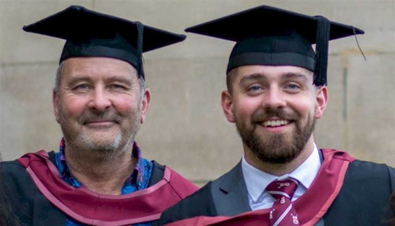 حُرم من التخرج بسبب ببغاء.. ويحقق حلمه مع ابنه بعد 40 عاماً حُرم-من-التخرج-بسبب-ببغاء.-ويحقق-حلمه-مع-ابنه-بعد-40-عاماً