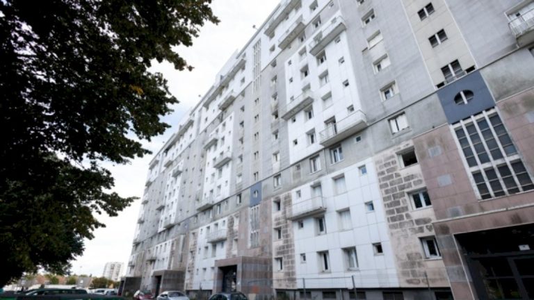 طفل ينهض سليماً بعد سقوطه من الطابق الـ16 طفل-ينهض-سليماً-بعد-سقوطه-من-الطابق-الـ16