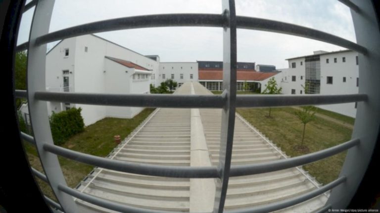 فرار 4 خطيرين من مصحة نفسية إجرامية في بافاريا الألمانية فرار-4-خطيرين-من-مصحة-نفسية-إجرامية-في-بافاريا-الألمانية