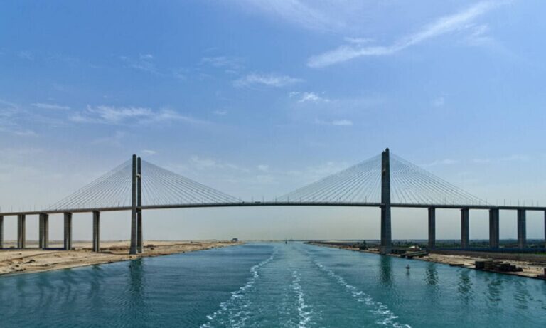 رئيس-هاباغ-لويد:-لن-نشهد-حلا-سريعا-لأزمة-“السويس”