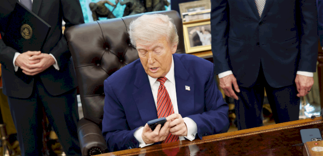 هاتف جديد في الأسواق قريباً… Trump Mobile! هاتف-جديد-في-الأسواق-قريباً…-trump-mobile!
