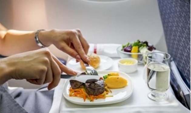 طعام-الطائرات…-طبيب-يكشف-حقائق-غريبة!
