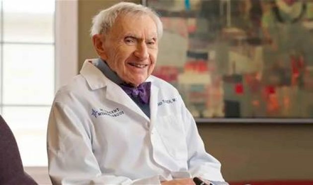 بعمر 103 سنوات.. طبيب يواصل عمله ويكشف سر طول عمره بعمر-103-سنوات.-طبيب-يواصل-عمله-ويكشف-سر-طول-عمره