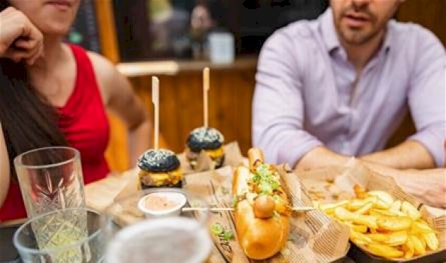 تحذيرات صحية مهمة.. لا تجمع بين الكحول وهذه الأطعمة تحذيرات-صحية-مهمة.-لا-تجمع-بين-الكحول-وهذه-الأطعمة