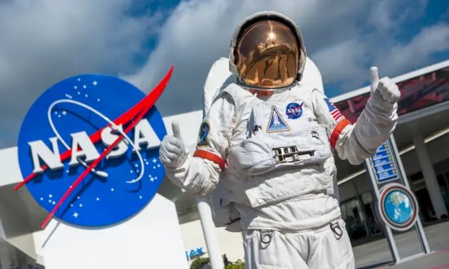 “ناسا”-تفجر-قمراً-وتطلق-آلاف-أطنان-الصخور-في-الفضاء