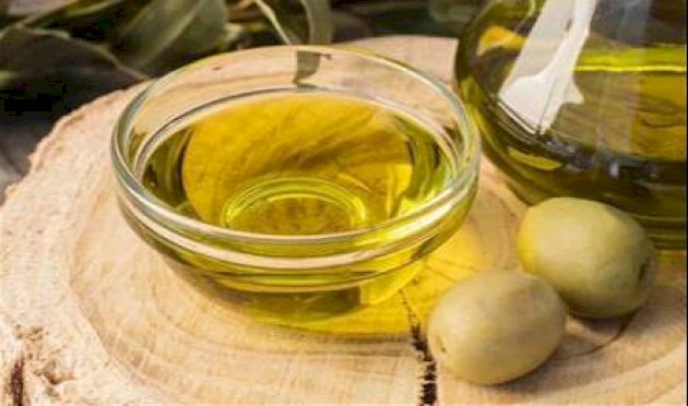 هذا ما يحدث لجسمك عند تناول نصف ملعقة صغيرة يوميًا من زيت الزيتون! هذا-ما-يحدث-لجسمك-عند-تناول-نصف-ملعقة-صغيرة-يوميًا-من-زيت-الزيتون!