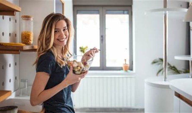 ما مخاطر تناول الطعام أثناء الوقوف؟ ما-مخاطر-تناول-الطعام-أثناء-الوقوف؟