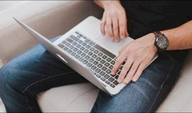 اللابتوب-في-الحضن…-مخاطر-خفية-تهدد-الخصوبة-والعمود-الفقري-والنوم