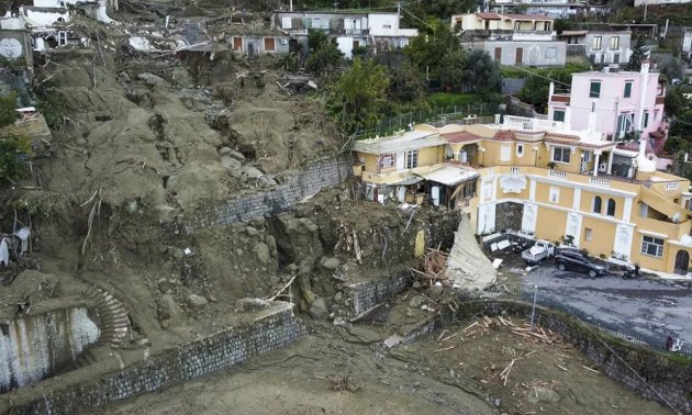 بالفيديو: قتيلان بانزلاق تربة في إيطاليا! بالفيديو:-قتيلان-بانزلاق-تربة-في-إيطاليا!