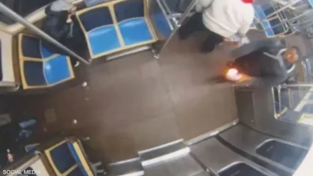 اتهام رجل في شيكاغو بإشعال النار في امرأة داخل قطار اتهام-رجل-في-شيكاغو-بإشعال-النار-في-امرأة-داخل-قطار