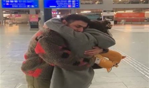 عناق-وقبلات…-ممثل-لبنانيّ-يُفاجىء-زوجته-في-المطار-شاهدوا-الفيديو