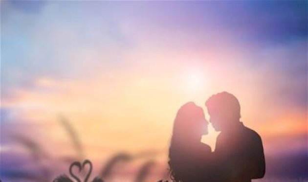 بعد-أشهر-من-إنفصالها-عن-رجل-أعمال…-ممثلة-تعيش-قصّة-حبّ-مع-منتج-يكبرها-سنّاً