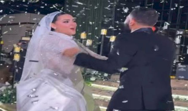 فنان مصري شهير يرقص الدبكة في أحد الأعراس (صور) فنان-مصري-شهير-يرقص-الدبكة-في-أحد-الأعراس-(صور)