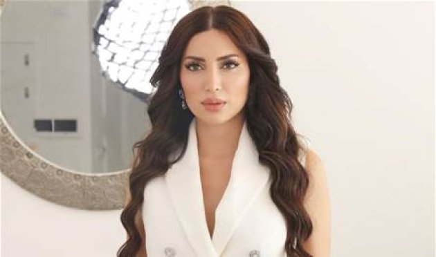 بفستان أسود ضيق أبرز قوامها.. ممثلة شهيرة بإطلالة جديدة والجمهور يغازلها (صور) بفستان-أسود-ضيق-أبرز-قوامها.-ممثلة-شهيرة-بإطلالة-جديدة-والجمهور-يغازلها-(صور)