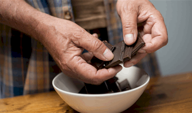 باحثون يجدون رابطًا بين الشوكولاتة الداكنة وعلامات الشيخوخة البيولوجية باحثون-يجدون-رابطًا-بين-الشوكولاتة-الداكنة-وعلامات-الشيخوخة-البيولوجية