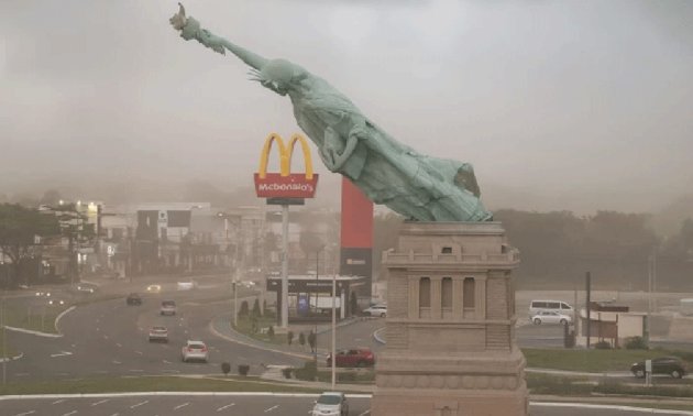 سقوط تمثال الحرية! (فيديو) سقوط-تمثال-الحرية!-(فيديو)