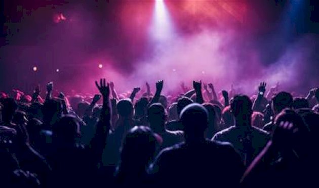 فقد-أعصابه.-نجم-شهير-يوقف-حفله-فجأة-ويوّجه-وابلا-من-الشتائم-لأحد-المعجبين-(صورة)