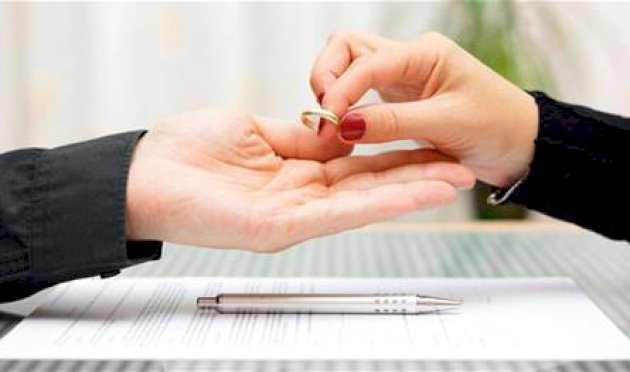 طلقها-بـ-"الثلاثة".-فنان-شهير-يُعلن-انفصاله-عن-زوجته-الإعلامية-(صورة)