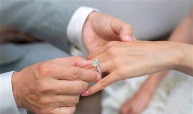 بالبشت والعصا.. فنان يرقص في عقد قران نجله (فيديو) بالبشت-والعصا.-فنان-يرقص-في-عقد-قران-نجله-(فيديو)