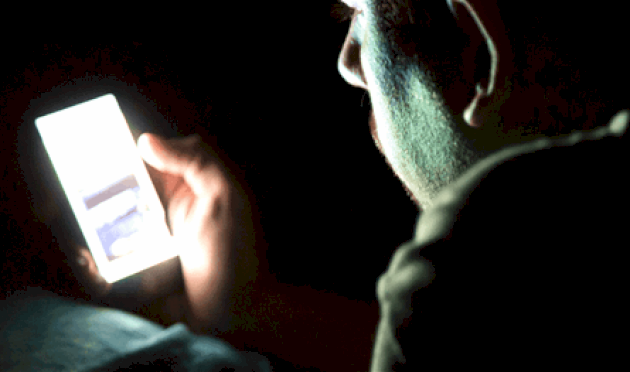 تأثير-استخدام-الهاتف-الطويل-على-العينين