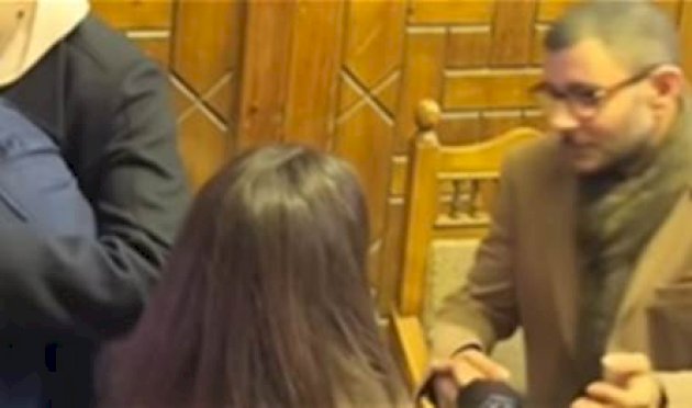 لقطة تُثير جدلاً.. دنيا سمير غانم تُعزّي الفيشاوي وتُحرجه لقطة-تُثير-جدلاً.-دنيا-سمير-غانم-تُعزّي-الفيشاوي-وتُحرجه