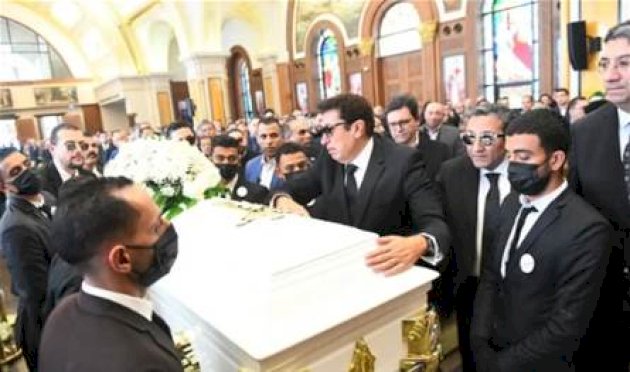 كان-متأثّراً…-هكذا-ودّع-الفنان-هاني-رمزي-والدته