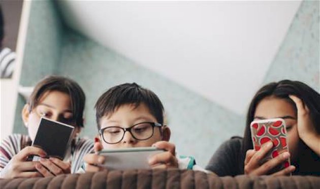 امتلاك الهاتف الذكي قبل سن 12 يهدد الأطفال بأمراض خطيرة.. دراسة تكشف امتلاك-الهاتف-الذكي-قبل-سن-12-يهدد-الأطفال-بأمراض-خطيرة.-دراسة-تكشف