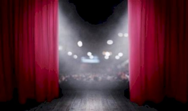 تعرّض-لموقف-محرج-جداً.-فتاة-تطلب-الزواج-من-فنان-شهير-على-المسرح-وهكذا-أجابها-(فيديو)