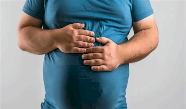 7-مشروبات-تقلّل-انتفاخ-البطن-بعد-الأكل