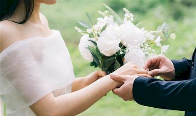 لهذا-السبب…-فنانٌ-شهير-يُقاضي-عروسين!