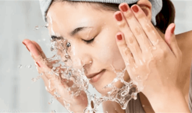 أيّهما-الأفضل-لغسل-الوجه.-الماء-البارد-أم-الساخن؟